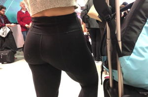 Ideal bouncy bootie in yoga trousers